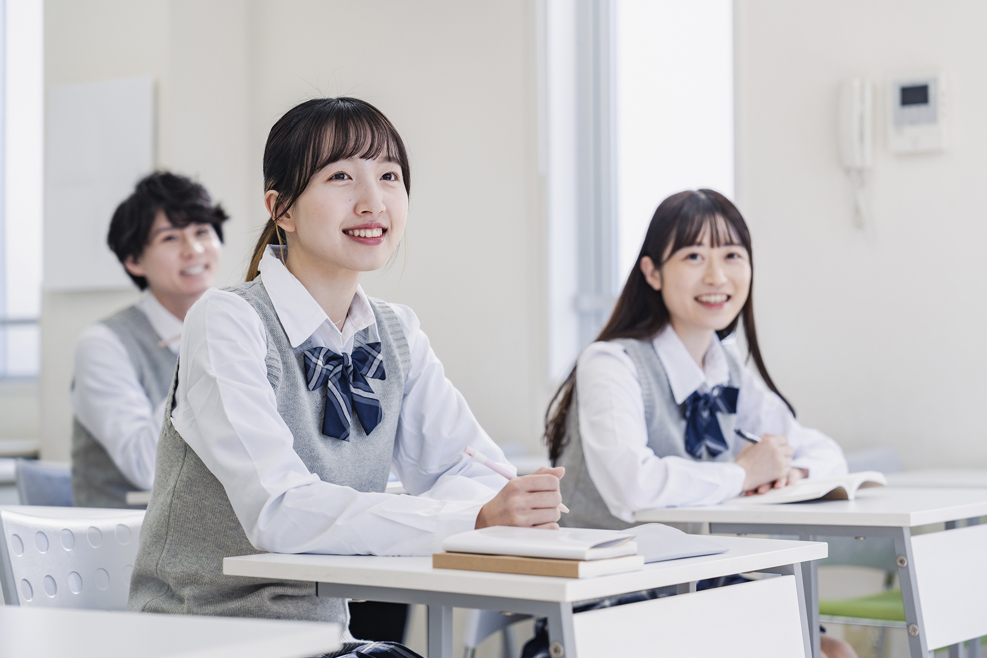 教室で学ぶ学生たち